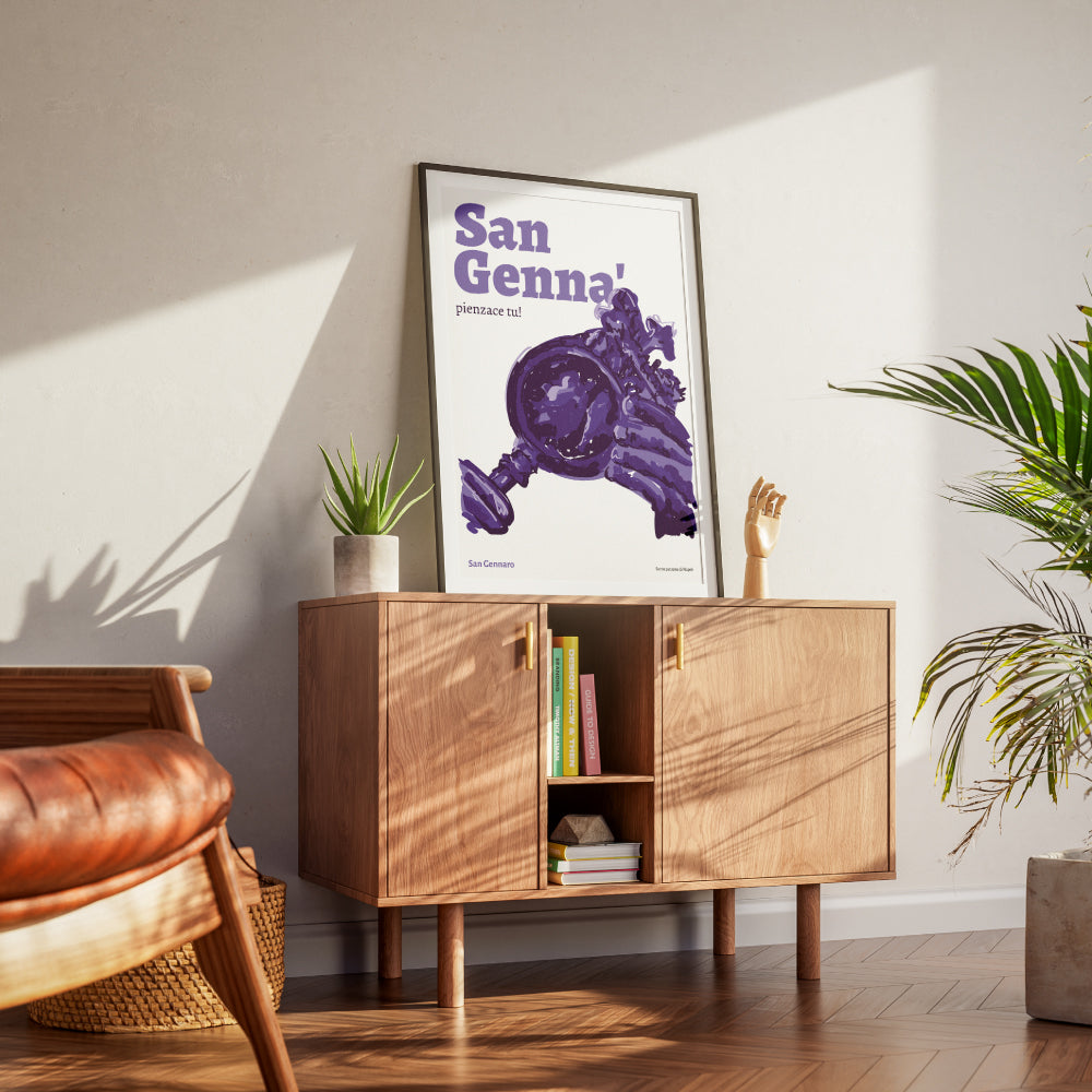 Il poster artistico di San Gennaro, santo patrono di Napoli, raffigura in stile pittorico contemporaneo l iconico momento in cui il vescovo regge l ampolla contenente il sangue miracoloso, legato al famoso prodigio della liquefazione. Il design, interamente in tonalita di viola su sfondo bianco, unisce tradizione e modernita, evocando la profonda devozione popolare napoletana. In evidenza, la scritta San Genna pienzace tu richiama un espressione tipica della cultura partenopea