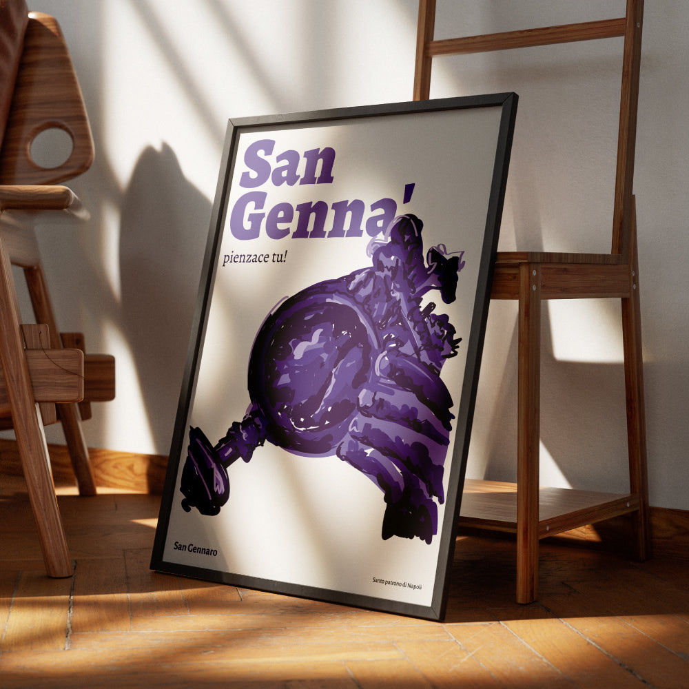 Il poster artistico di San Gennaro, santo patrono di Napoli, raffigura in stile pittorico contemporaneo l iconico momento in cui il vescovo regge l ampolla contenente il sangue miracoloso, legato al famoso prodigio della liquefazione. Il design, interamente in tonalita di viola su sfondo bianco, unisce tradizione e modernita, evocando la profonda devozione popolare napoletana. In evidenza, la scritta San Genna pienzace tu richiama un espressione tipica della cultura partenopea