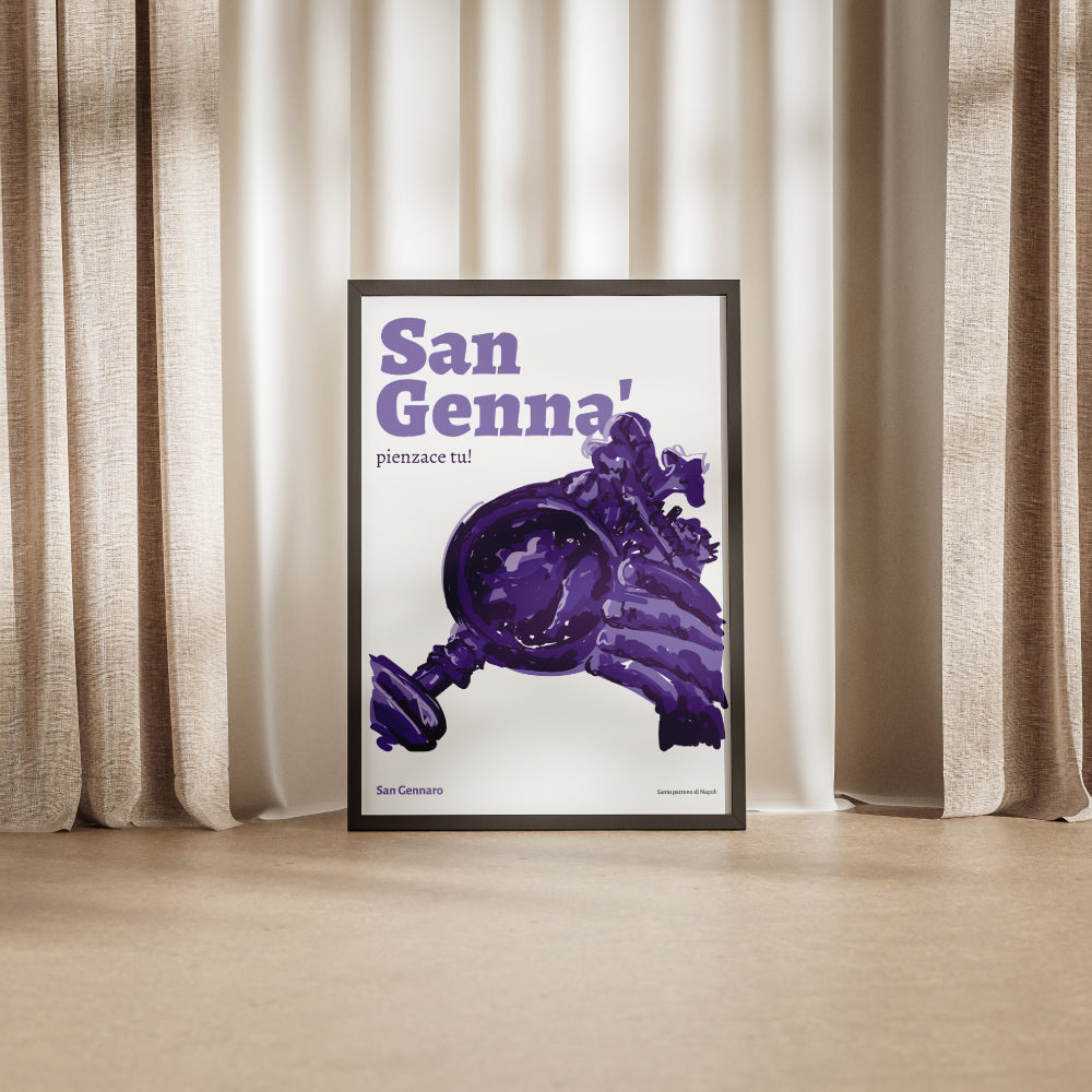 Il poster artistico di San Gennaro, santo patrono di Napoli, raffigura in stile pittorico contemporaneo l iconico momento in cui il vescovo regge l ampolla contenente il sangue miracoloso, legato al famoso prodigio della liquefazione. Il design, interamente in tonalita di viola su sfondo bianco, unisce tradizione e modernita, evocando la profonda devozione popolare napoletana. In evidenza, la scritta San Genna pienzace tu richiama un espressione tipica della cultura partenopea