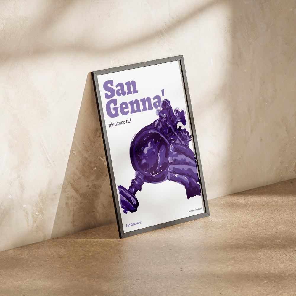Il poster artistico di San Gennaro, santo patrono di Napoli, raffigura in stile pittorico contemporaneo l iconico momento in cui il vescovo regge l ampolla contenente il sangue miracoloso, legato al famoso prodigio della liquefazione. Il design, interamente in tonalita di viola su sfondo bianco, unisce tradizione e modernita, evocando la profonda devozione popolare napoletana. In evidenza, la scritta San Genna pienzace tu richiama un espressione tipica della cultura partenopea