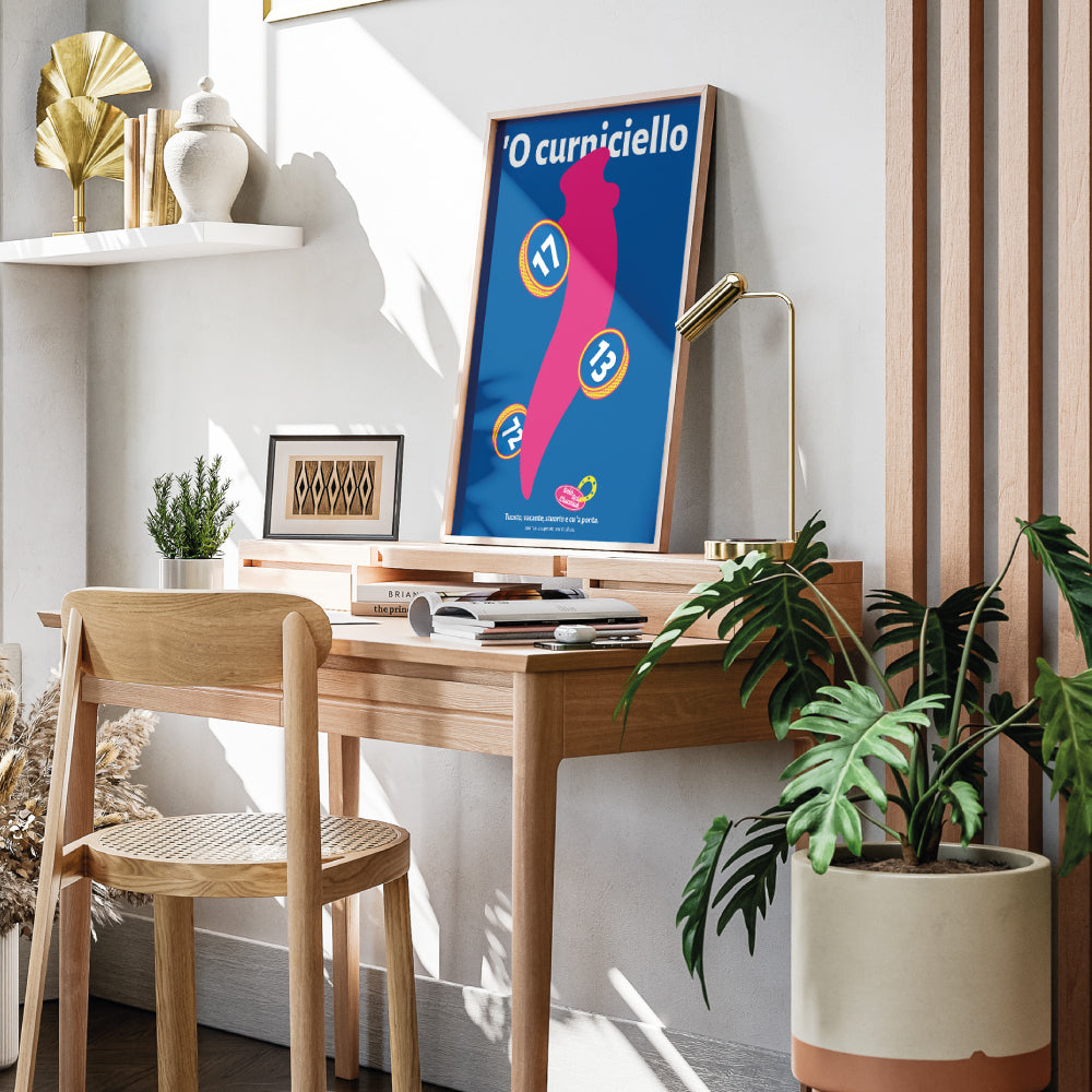 Poster pop con curniciello napoletano rosa su sfondo blu, simbolo scaramantico portafortuna con numeri 17, 13 e 72 della smorfia napoletana.