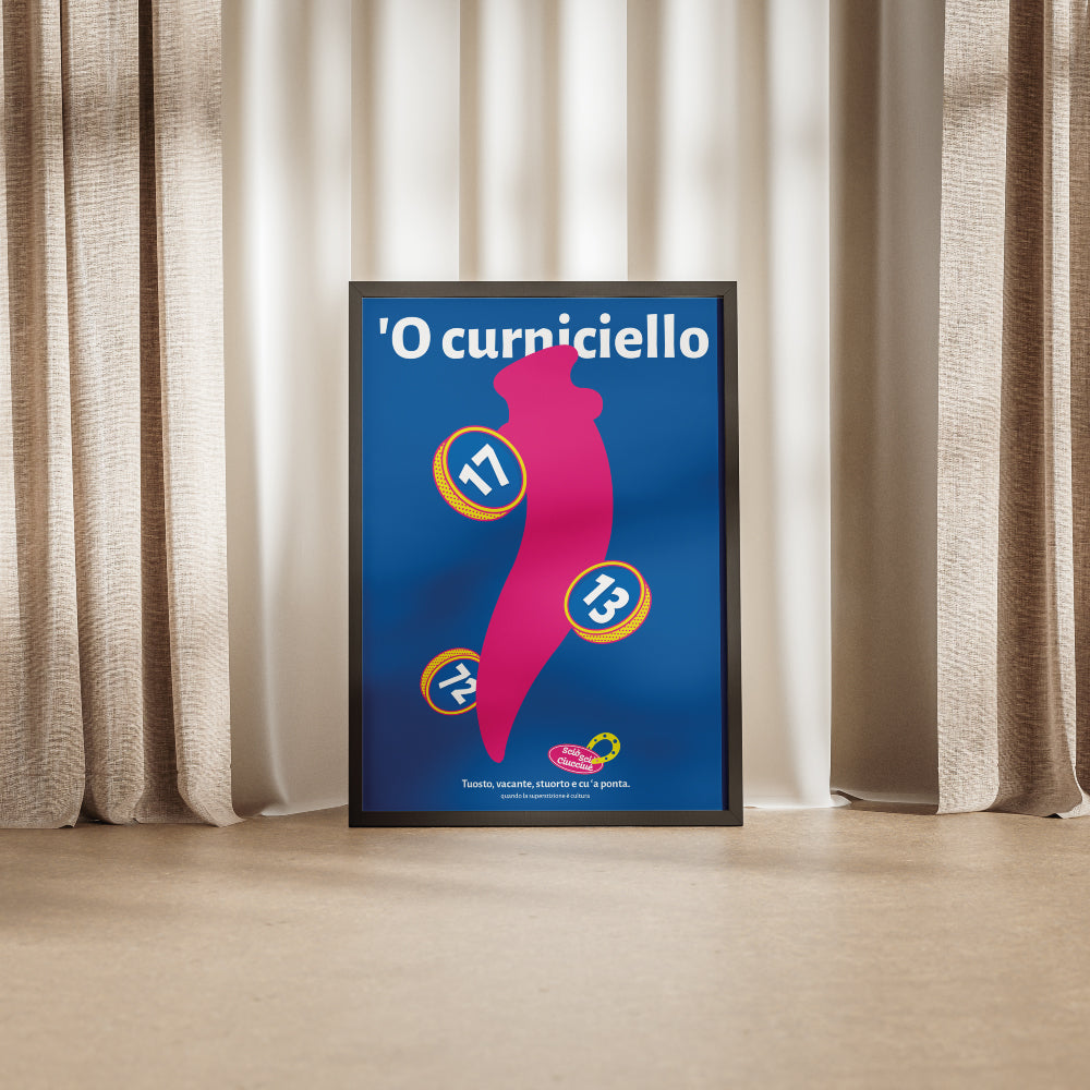 Poster pop con curniciello napoletano rosa su sfondo blu, simbolo scaramantico portafortuna con numeri 17, 13 e 72 della smorfia napoletana.