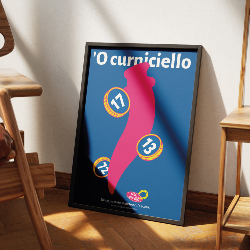 Poster pop con curniciello napoletano rosa su sfondo blu, simbolo scaramantico portafortuna con numeri 17, 13 e 72 della smorfia napoletana.