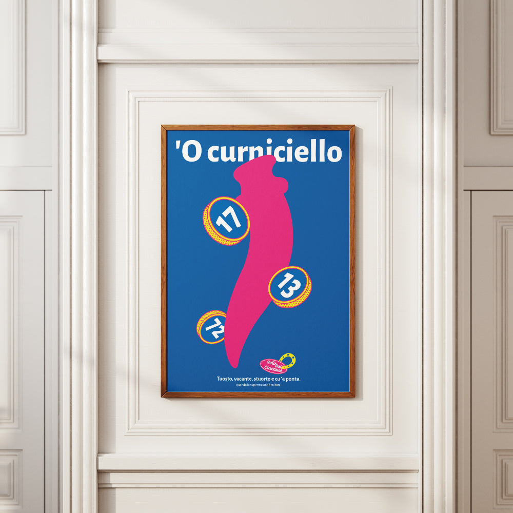 Poster pop con curniciello napoletano rosa su sfondo blu, simbolo scaramantico portafortuna con numeri 17, 13 e 72 della smorfia napoletana.
