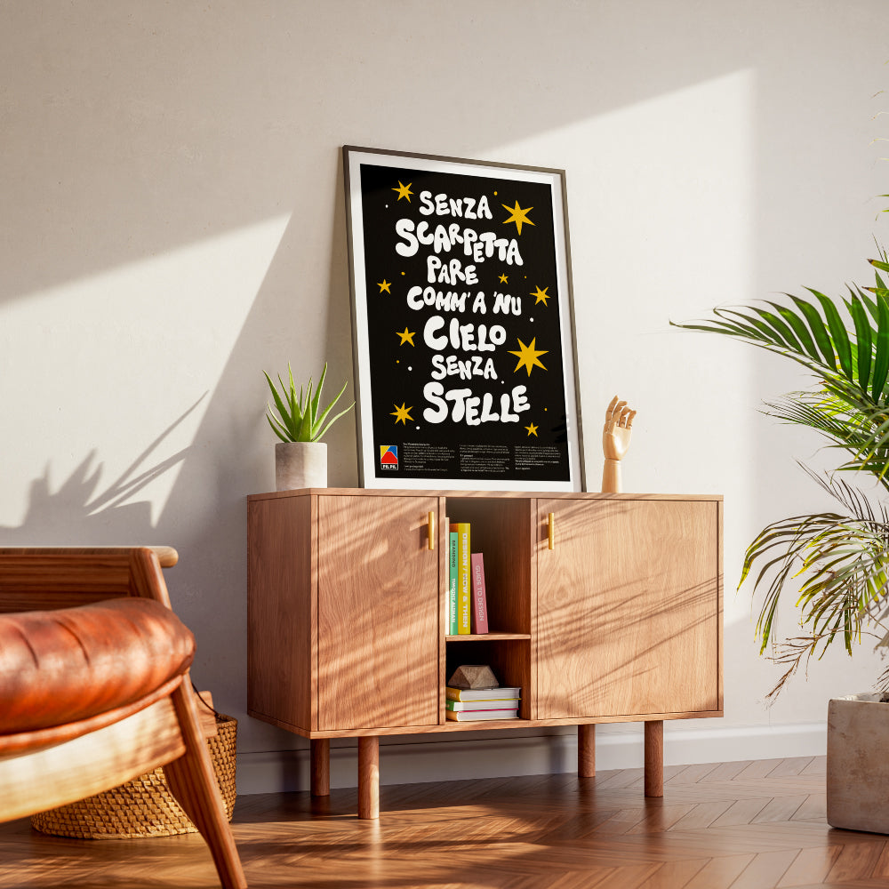 Poster tipografico napoletano con scritta Senza scarpetta pare comm a nu cielo senza stelle, lettering bianco su fondo nero con stelle grafiche gialle, design moderno ispirato alla tradizione culinaria di Napoli.