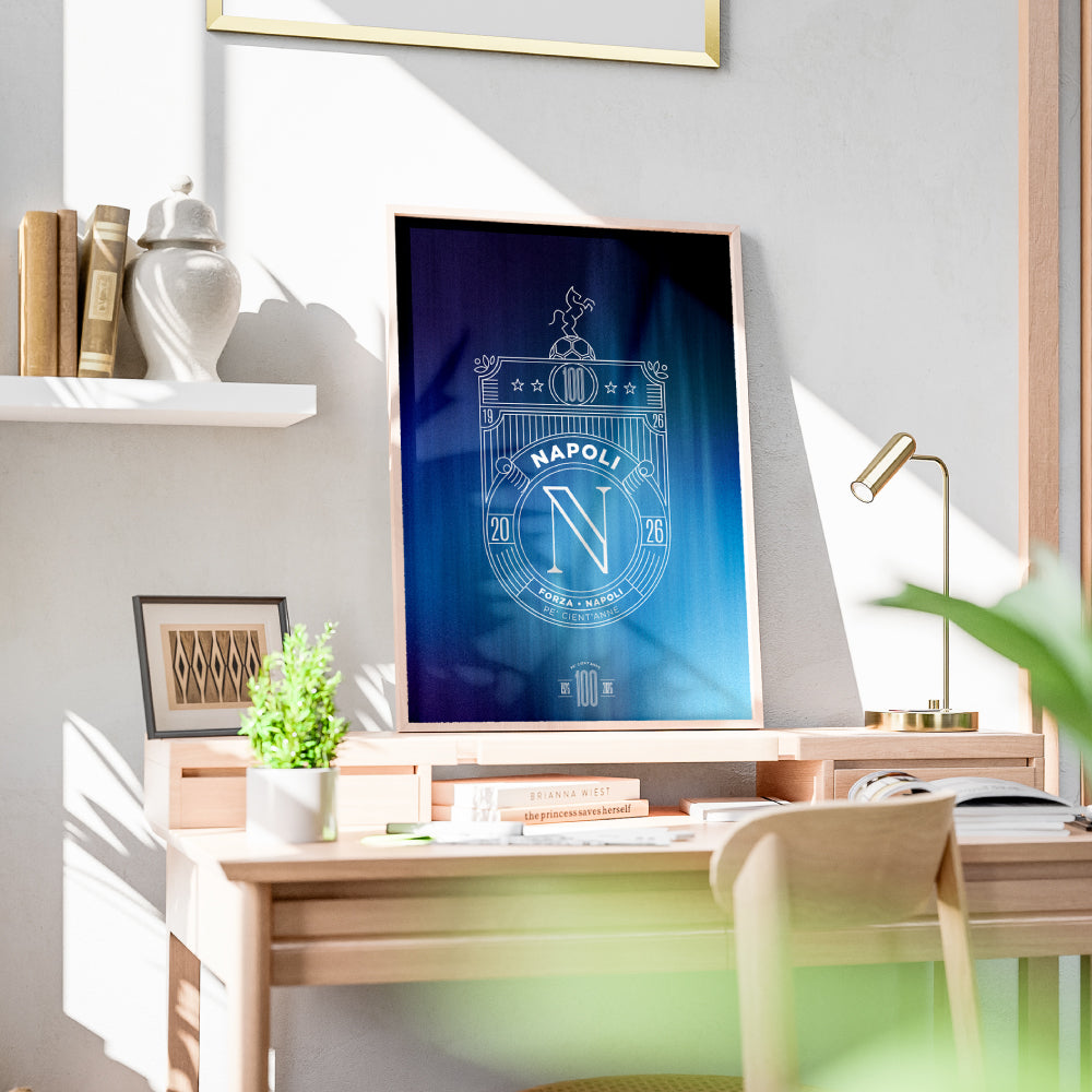 Poster artistico dedicato al Centenario del Calcio Napoli 1926 2026 con stemma celebrativo bianco su sfondo sfumato nelle tonalita dell azzurro e del blu  Design esclusivo Pil Pil ispirato ai 100 anni della storia del Napoli ideale come complemento d arredo e regalo per tifosi azzurri
