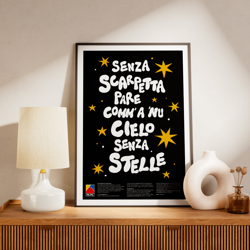 Poster tipografico napoletano con scritta Senza scarpetta pare comm a nu cielo senza stelle, lettering bianco su fondo nero con stelle grafiche gialle, design moderno ispirato alla tradizione culinaria di Napoli.