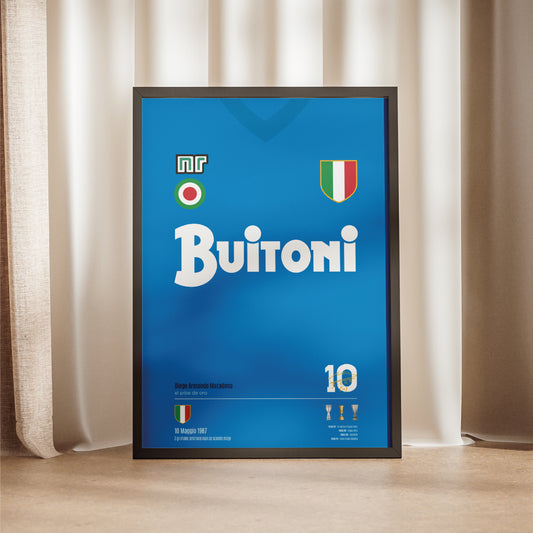 Poster grafico con la maglia storica del Napoli Buitoni 1987, omaggio a Maradona e al primo scudetto partenopeo, in stile vintage sportivo.