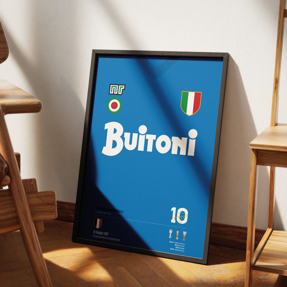 Poster grafico con la maglia storica del Napoli Buitoni 1987, omaggio a Maradona e al primo scudetto partenopeo, in stile vintage sportivo.
