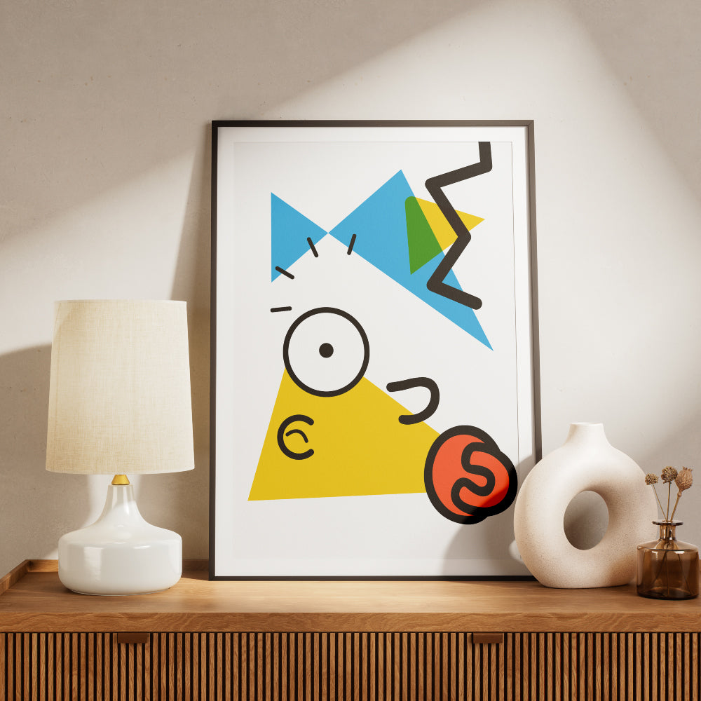 Poster astratto con forme geometriche colorate in stile Kandinsky che richiamano Maggie dei Simpson con triangolo giallo forme blu e verdi  linee nere dinamiche ed elemento circolare arancione stile ciuccio.
