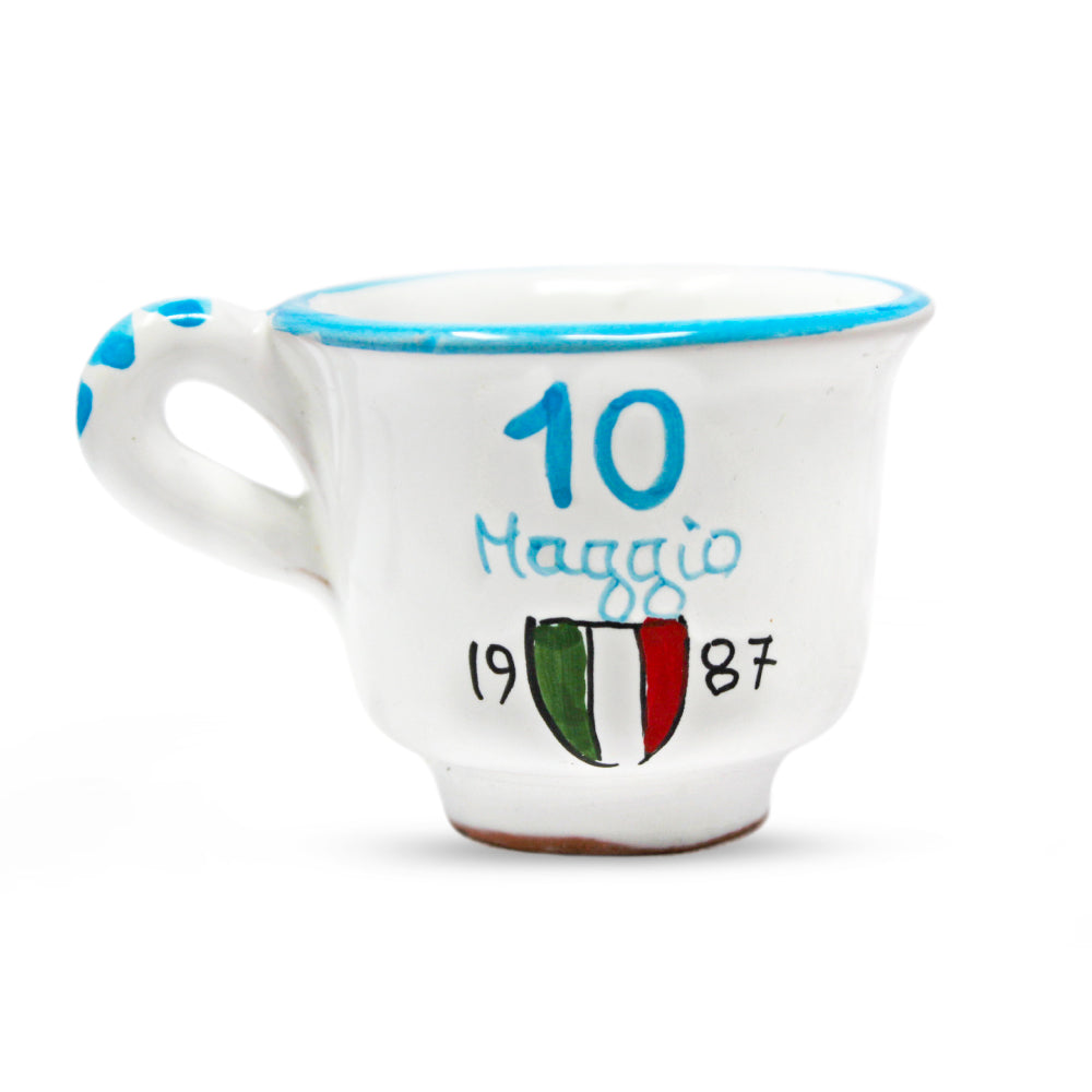 Tazzina da caffe artigianale in terracotta rossa smaltata  dipinta a mano con scritta 10 Maggio 1987 e scudetto tricolore  dedicata al primo storico scudetto del Napoli ideale per tifosi e amanti del design napoletano.