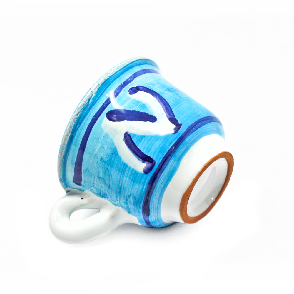 Tazzina artigianale azzurra in terracotta smaltata decorata con la lettera N ispirata al Napoli Calcio, realizzata a mano dal brand Pil Pil Design Partenopeo.