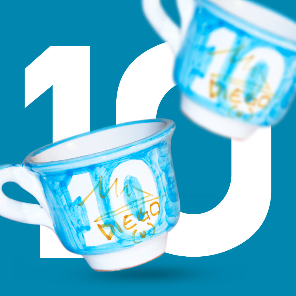 Tazzina da caffe artigianale dipinta a mano con numero 10 e firma Diego Armando Maradona ceramica in terracotta rossa smaltata a tema Napoli calcio omaggio iconico a Maradona.