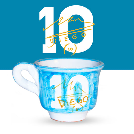 Tazzina da caffe artigianale dipinta a mano con numero 10 e firma Diego Armando Maradona ceramica in terracotta rossa smaltata a tema Napoli calcio omaggio iconico a Maradona.