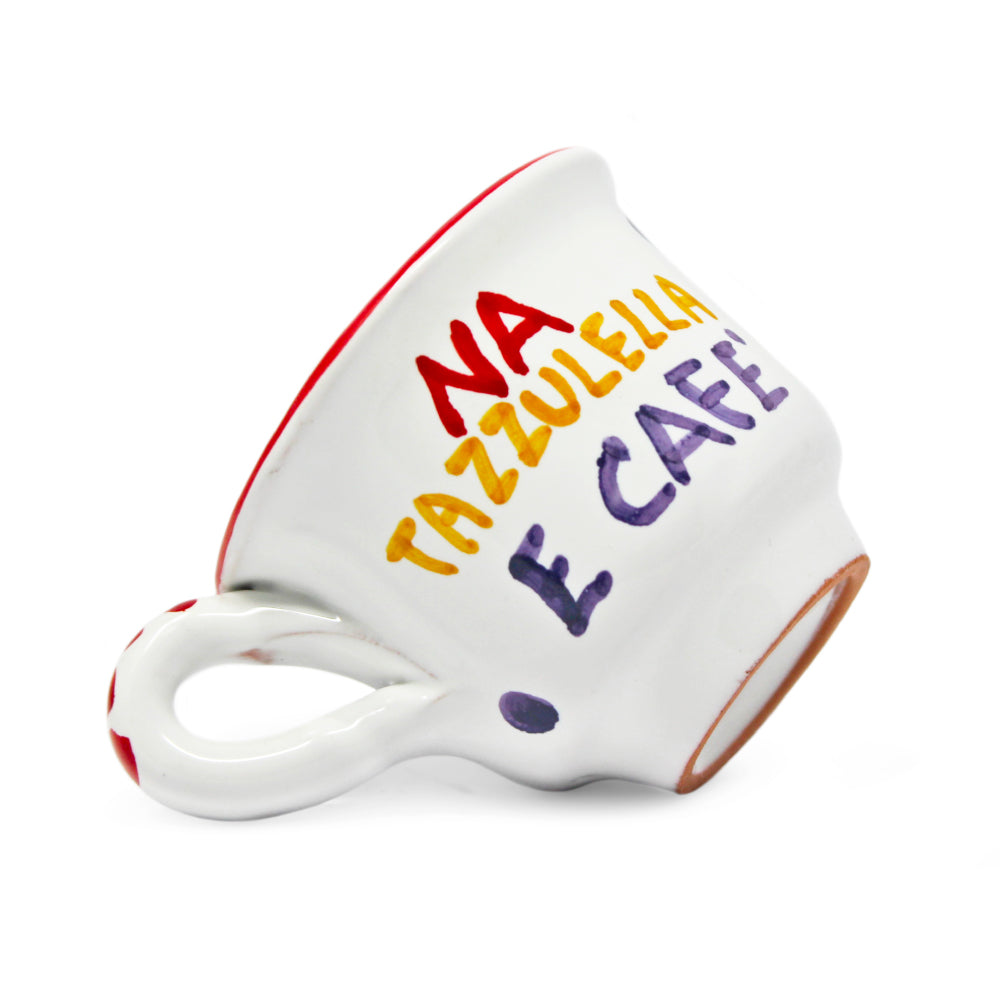 Tazzina da caffe artigianale in ceramica dipinta a mano con scritta Na Tazzulella e Cafe realizzata in terracotta smaltata da Pil Pil Design Partenopeo Tazzina napoletana Made in Italy  ideale come regalo per gli amanti del caffe e della cultura di Napoli
Handmade Italian ceramic espresso cup featuring the hand painted phrase Na Tazzulella e Cafe crafted in glazed terracotta by Pil Pil  Authentic Neapolitan coffee cup Made in Italy  perfect for coffee lovers and Naples enthusiasts.