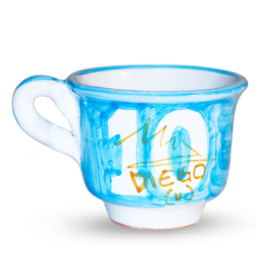 Tazzina da caffe artigianale dipinta a mano con numero 10 e firma Diego Armando Maradona ceramica in terracotta rossa smaltata a tema Napoli calcio omaggio iconico a Maradona.
