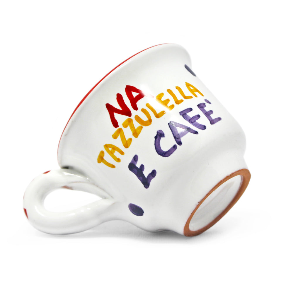 Tazzina da caffe artigianale in ceramica dipinta a mano con scritta Na Tazzulella e Cafe realizzata in terracotta smaltata da Pil Pil Design Partenopeo Tazzina napoletana Made in Italy  ideale come regalo per gli amanti del caffe e della cultura di Napoli
Handmade Italian ceramic espresso cup featuring the hand painted phrase Na Tazzulella e Cafe crafted in glazed terracotta by Pil Pil  Authentic Neapolitan coffee cup Made in Italy  perfect for coffee lovers and Naples enthusiasts.