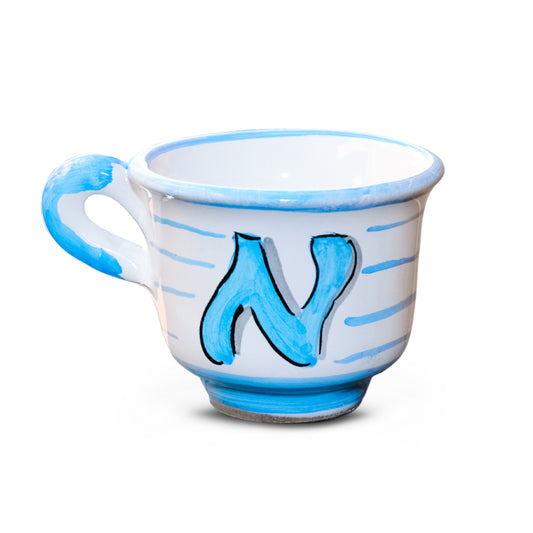 Tazzina da caffe artigianale realizzata interamente a mano in terracotta di pasta rossa smaltata, decorata con la lettera N azzurra che richiama i colori e la passione del Napoli calcio. Creazione autentica del brand Pil Pil Design Partenopeo, simbolo dell artigianato napoletano e dell’amore per la tradizione.