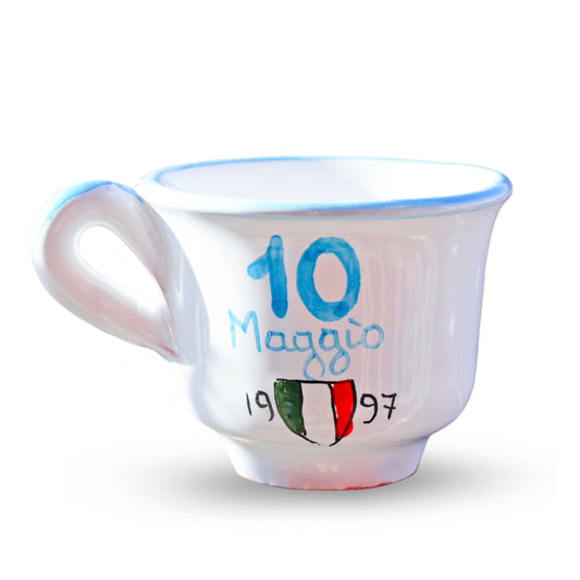 Tazzina da caffe artigianale in terracotta rossa smaltata  dipinta a mano con scritta 10 Maggio 1987 e scudetto tricolore  dedicata al primo storico scudetto del Napoli ideale per tifosi e amanti del design napoletano.