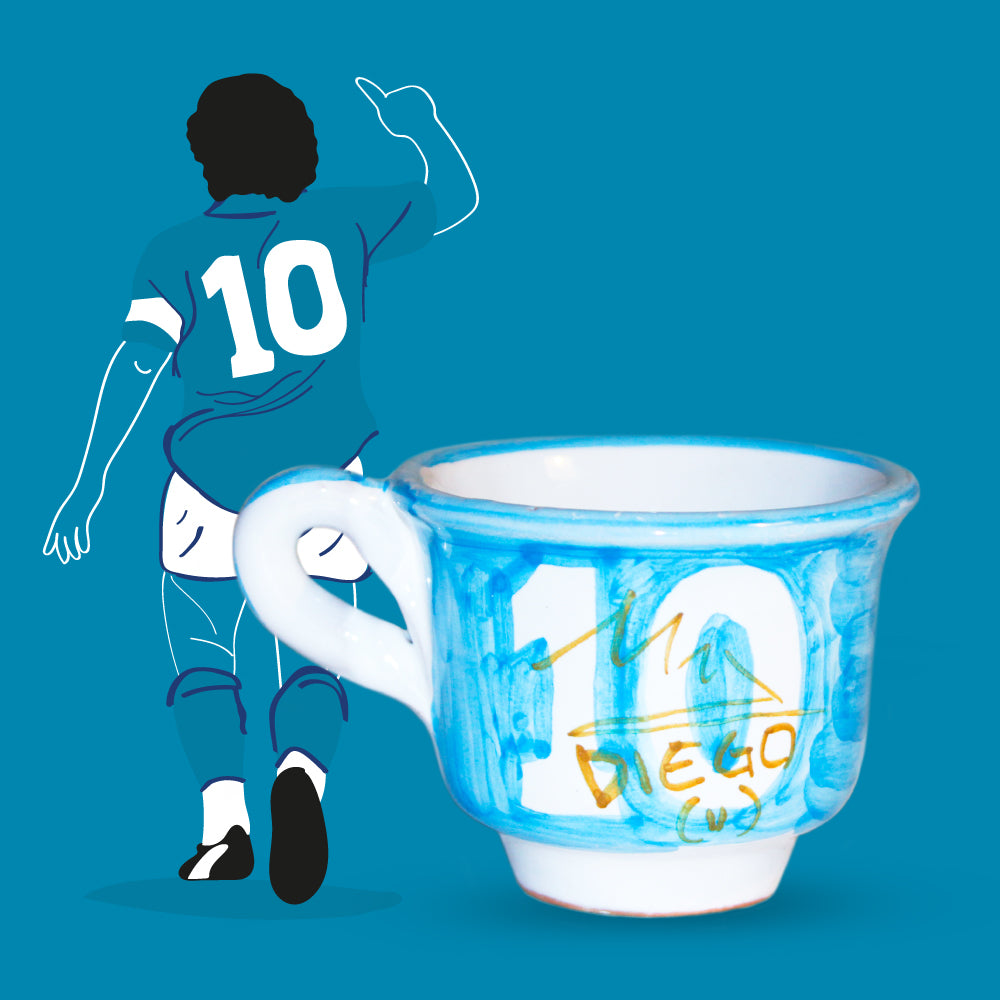 Tazzina da caffe artigianale dipinta a mano con numero 10 e firma Diego Armando Maradona ceramica in terracotta rossa smaltata a tema Napoli calcio omaggio iconico a Maradona.