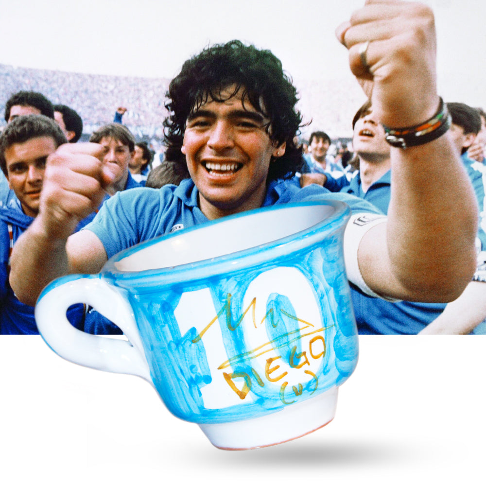 Tazzina da caffe artigianale dipinta a mano con numero 10 e firma Diego Armando Maradona ceramica in terracotta rossa smaltata a tema Napoli calcio omaggio iconico a Maradona.