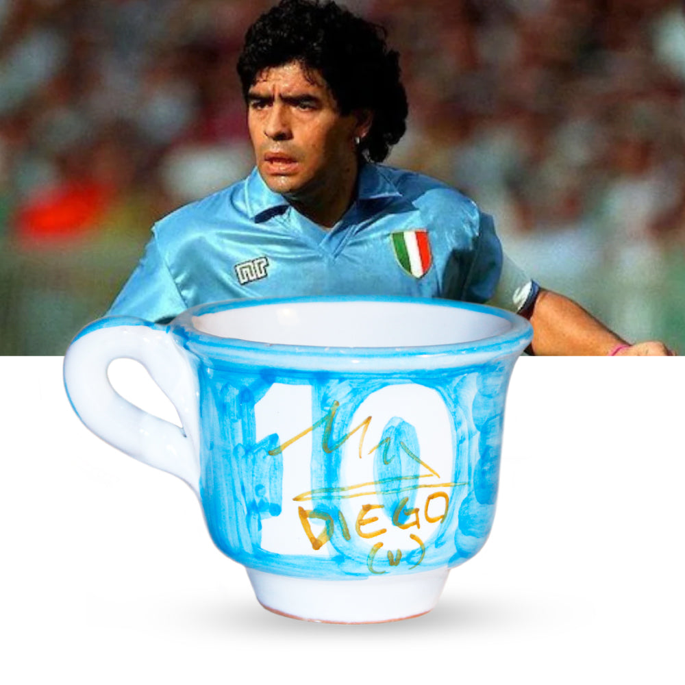 Tazzina da caffe artigianale dipinta a mano con numero 10 e firma Diego Armando Maradona ceramica in terracotta rossa smaltata a tema Napoli calcio omaggio iconico a Maradona.