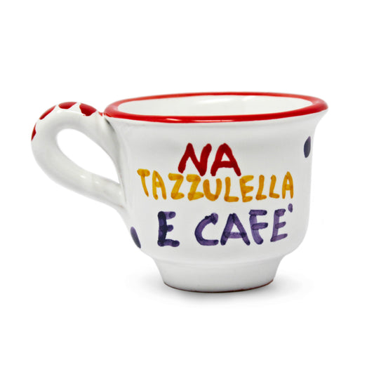 Tazzina da caffe artigianale in ceramica dipinta a mano con scritta Na Tazzulella e Cafe realizzata in terracotta smaltata da Pil Pil Design Partenopeo Tazzina napoletana Made in Italy  ideale come regalo per gli amanti del caffe e della cultura di Napoli
Handmade Italian ceramic espresso cup featuring the hand painted phrase Na Tazzulella e Cafe crafted in glazed terracotta by Pil Pil  Authentic Neapolitan coffee cup Made in Italy  perfect for coffee lovers and Naples enthusiasts.
