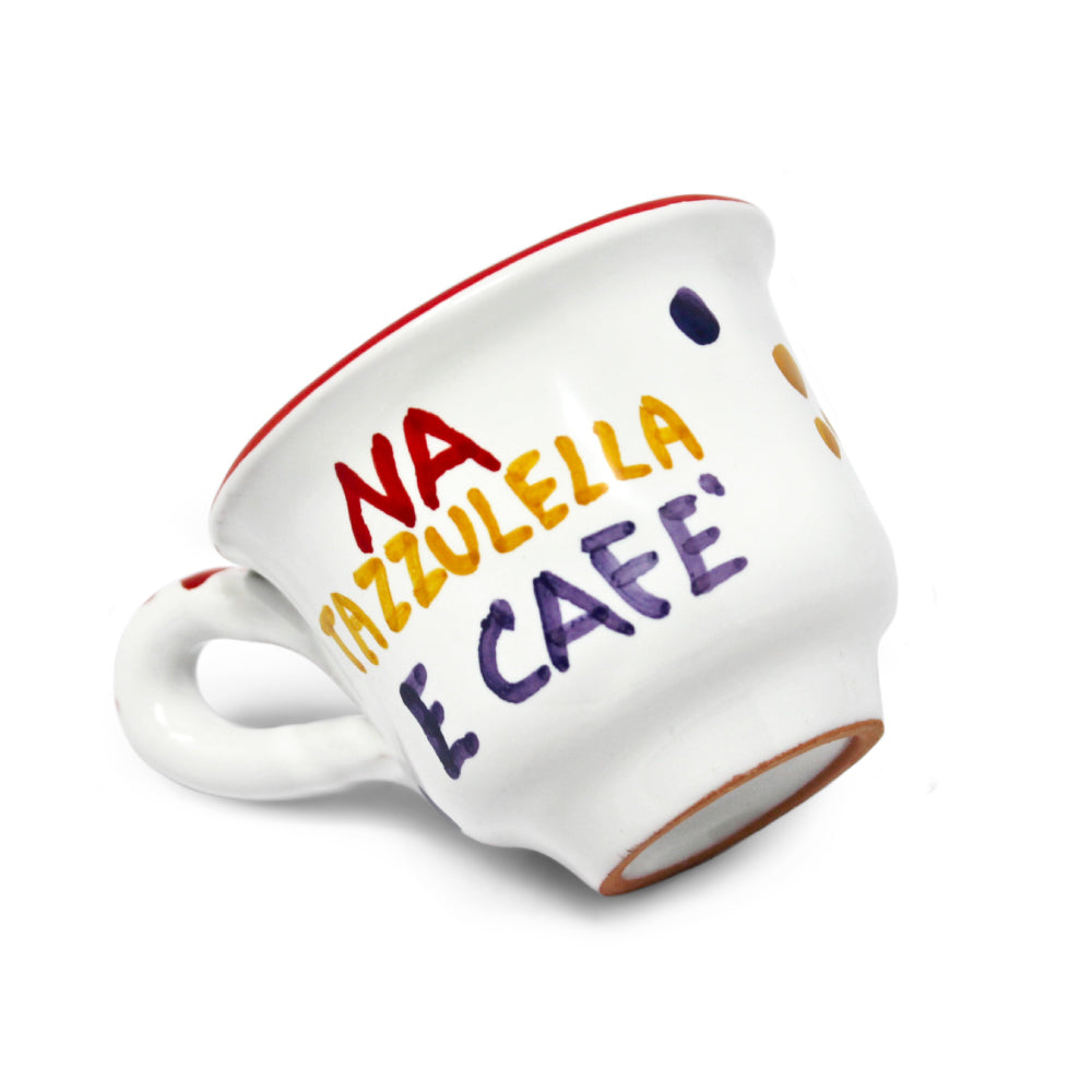 Tazzina da caffe artigianale in ceramica dipinta a mano con scritta Na Tazzulella e Cafe realizzata in terracotta smaltata da Pil Pil Design Partenopeo Tazzina napoletana Made in Italy  ideale come regalo per gli amanti del caffe e della cultura di Napoli
Handmade Italian ceramic espresso cup featuring the hand painted phrase Na Tazzulella e Cafe crafted in glazed terracotta by Pil Pil  Authentic Neapolitan coffee cup Made in Italy  perfect for coffee lovers and Naples enthusiasts.