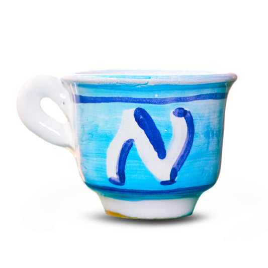 Tazzina artigianale azzurra in terracotta smaltata decorata con la lettera N ispirata al Napoli Calcio, realizzata a mano dal brand Pil Pil Design Partenopeo.