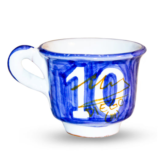 Tazzina da caffe artigianale dipinta a mano con numero 10 e firma Diego Armando Maradona ceramica in terracotta rossa smaltata a tema Napoli calcio omaggio iconico a Maradona.