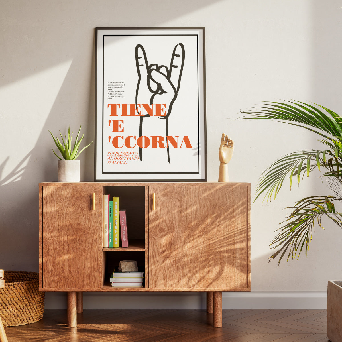 Poster da parete moderno con illustrazione mano gesto corna e scritta napoletana Tiene e ccorna