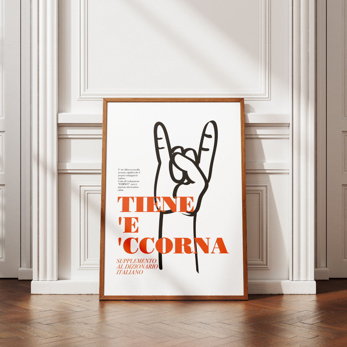 Quadro ironico e scaramantico con grafica della mano e scritta dialettale napoletana Tiene e ccorna.