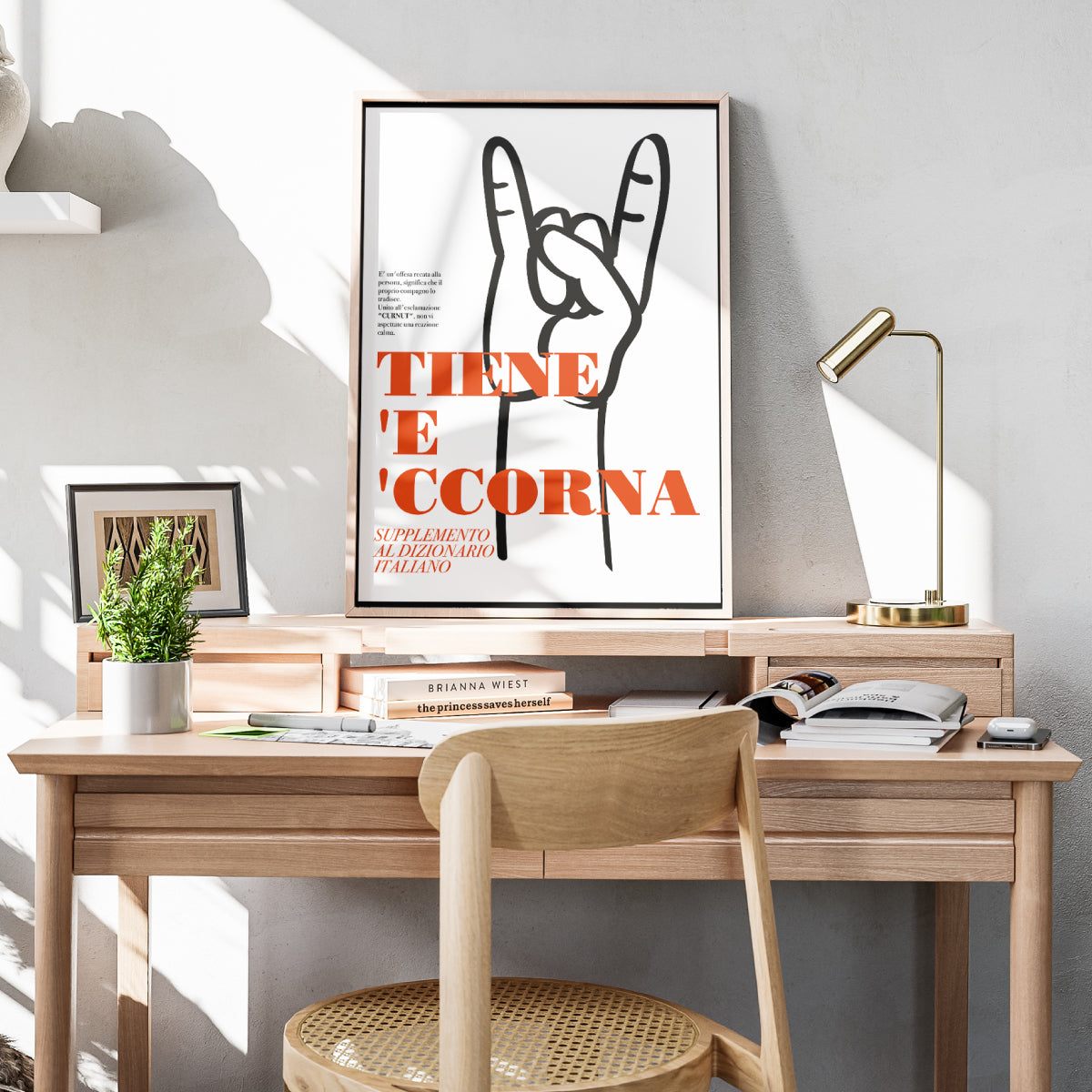 Poster da parete moderno con illustrazione mano gesto corna e scritta napoletana Tiene e ccorna