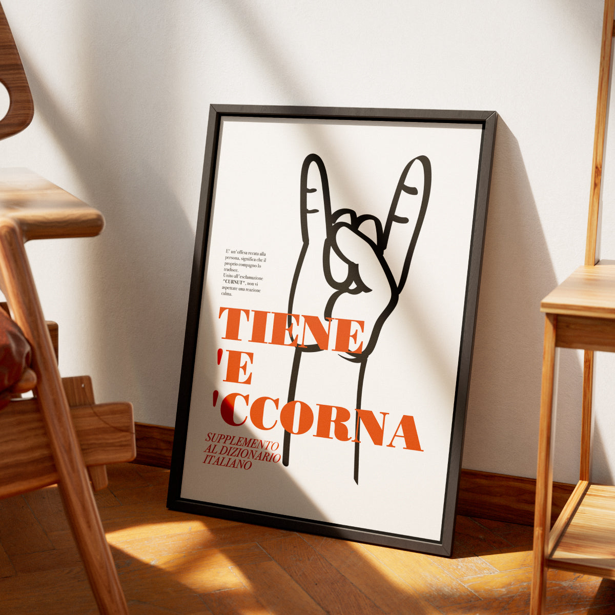 Poster minimal con tipografia rossa e gesto delle corna, simbolo della tradizione partenopea.
