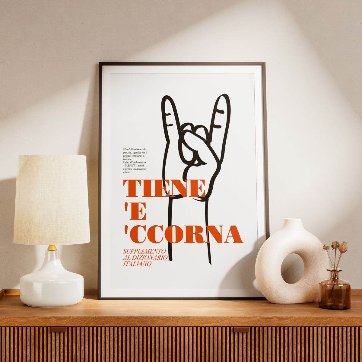 Poster da parete moderno con illustrazione mano gesto corna e scritta napoletana Tiene e ccorna
