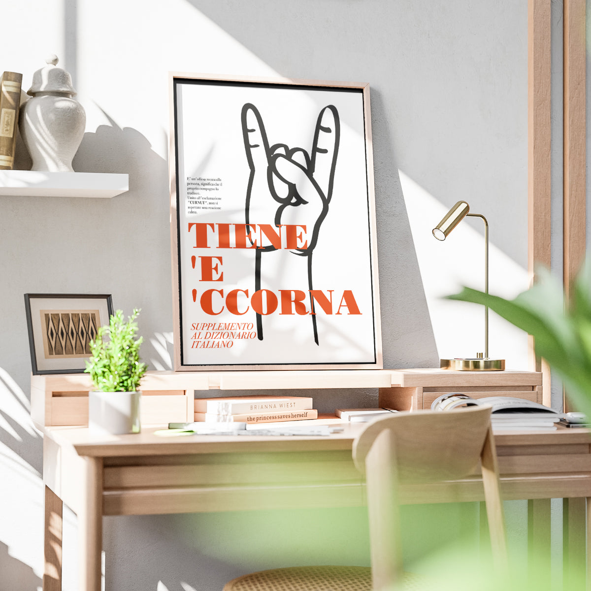 Poster da parete moderno con illustrazione mano gesto corna e scritta napoletana Tiene e ccorna