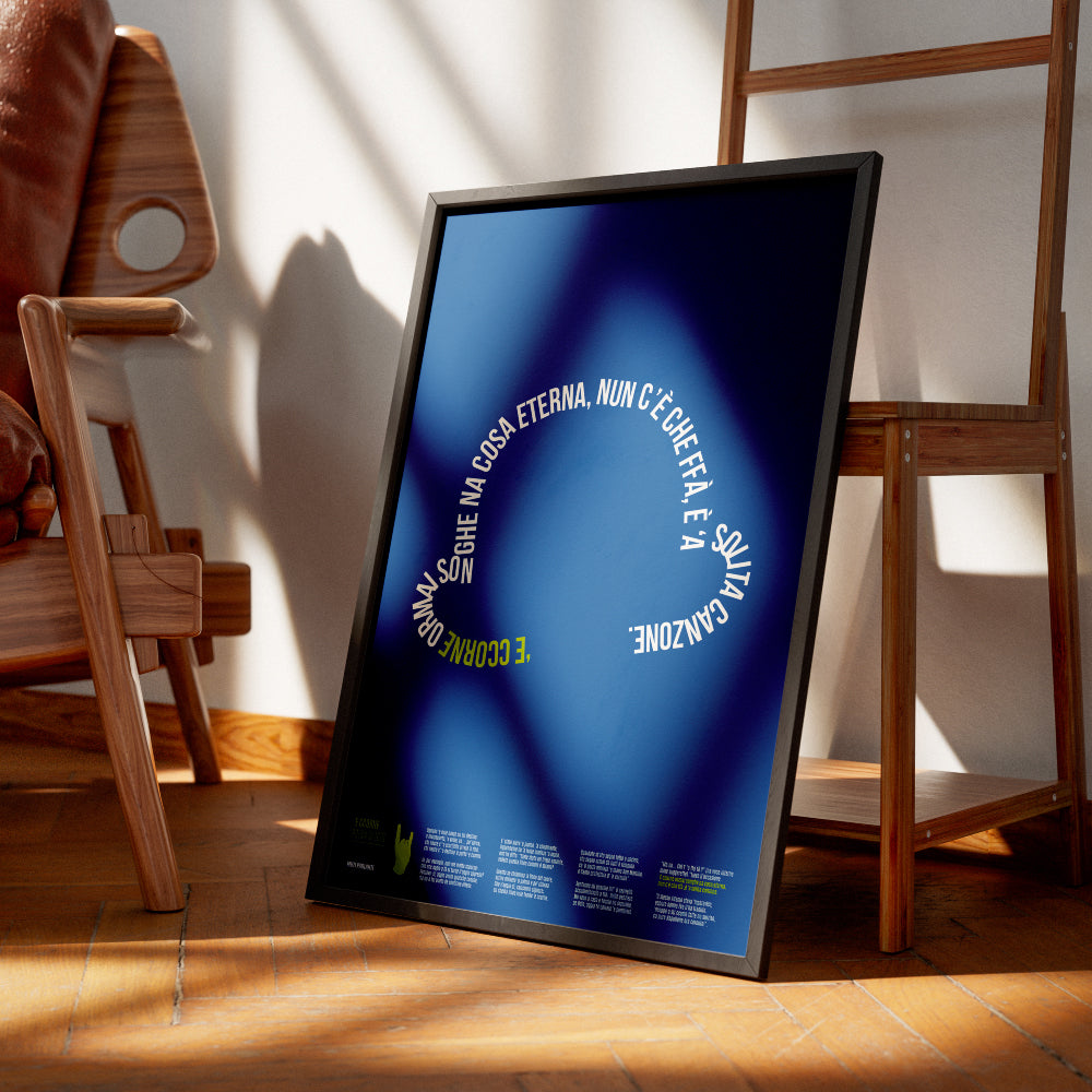 Poster tipografico dedicato a Toto Principe della Risata con la poesia E ccorne, design moderno su sfondo blu, ideale per arredamento e collezione d’arte napoletana.