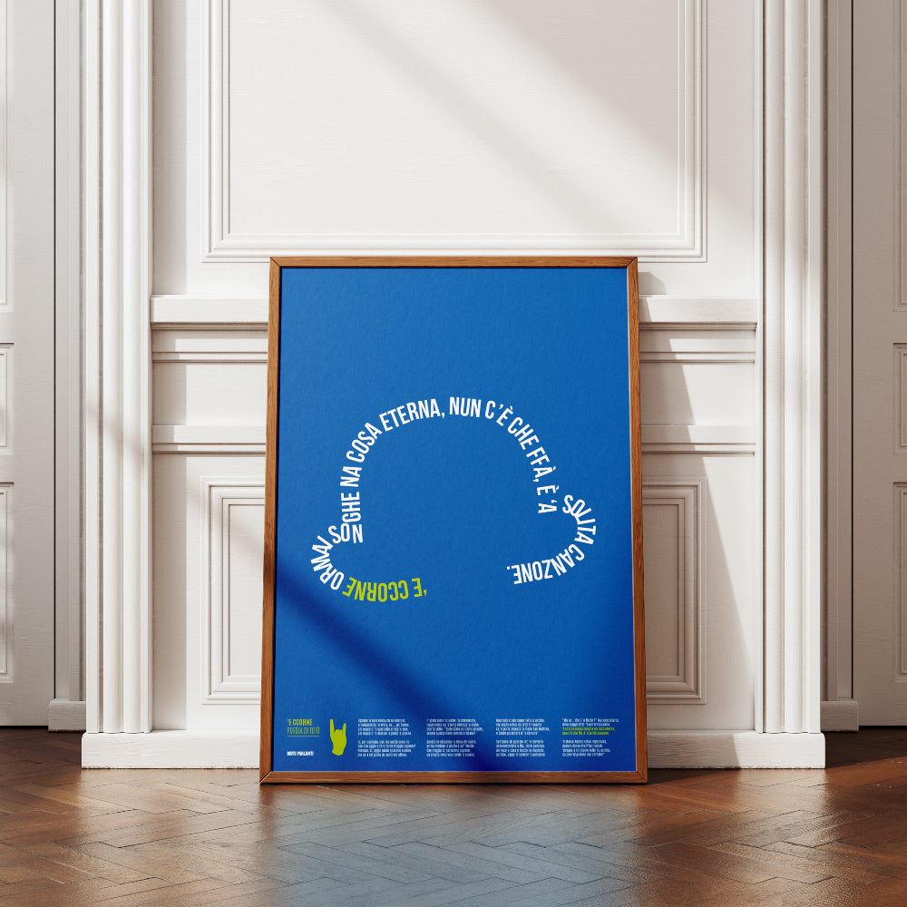 Poster tipografico dedicato a Toto Principe della Risata con la poesia E ccorne, design moderno su sfondo blu, ideale per arredamento e collezione d’arte napoletana.