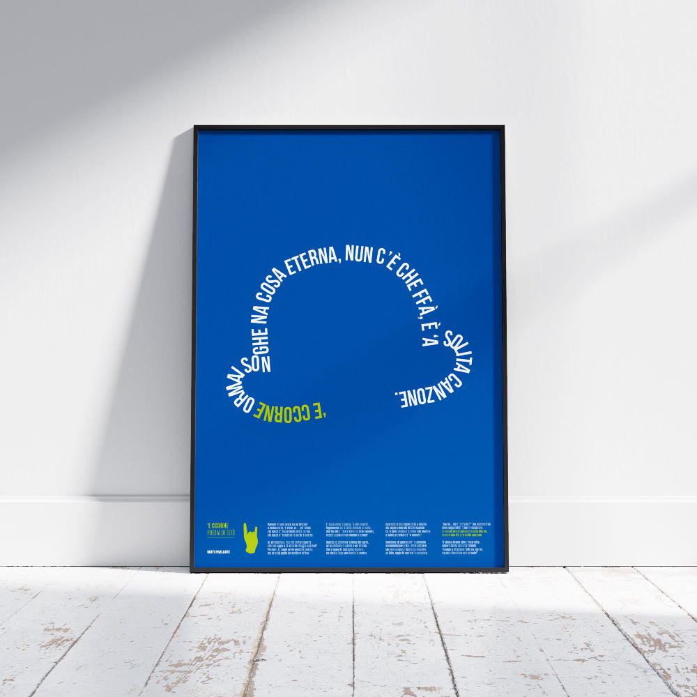 Poster tipografico dedicato a Toto Principe della Risata con la poesia E ccorne, design moderno su sfondo blu, ideale per arredamento e collezione d’arte napoletana.