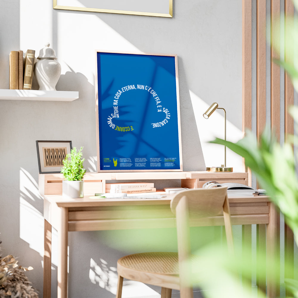 Poster tipografico dedicato a Toto Principe della Risata con la poesia E ccorne, design moderno su sfondo blu, ideale per arredamento e collezione d’arte napoletana.