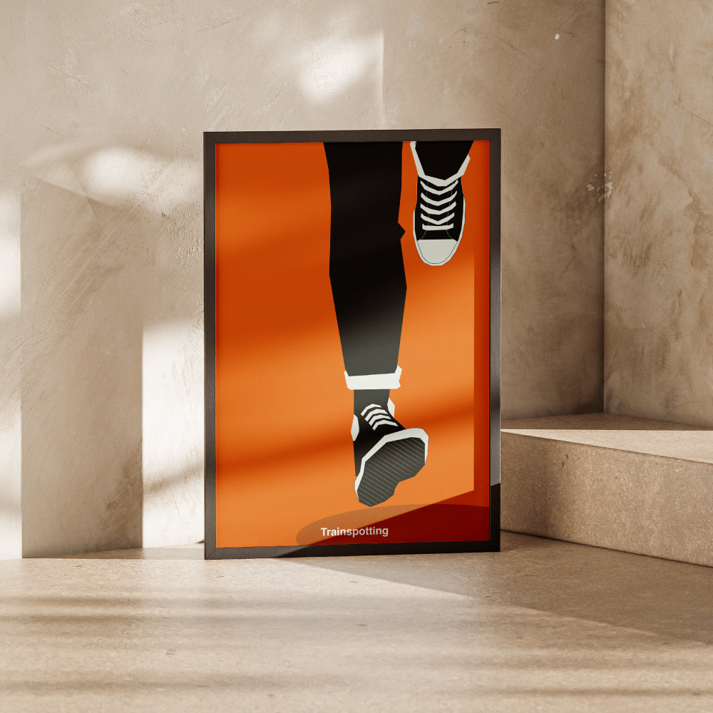 Poster minimalista ispirato a Trainspotting con illustrazione delle gambe in corsa che richiama la celebre scena iniziale del film cult di Danny Boyle. Stampa artistica moderna in stile grafico ideale per gli amanti del cinema e del design contemporaneo.