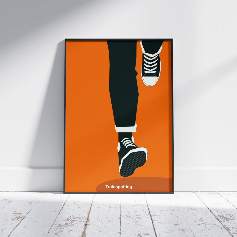 Poster minimalista ispirato a Trainspotting con illustrazione delle gambe in corsa che richiama la celebre scena iniziale del film cult di Danny Boyle. Stampa artistica moderna in stile grafico ideale per gli amanti del cinema e del design contemporaneo.