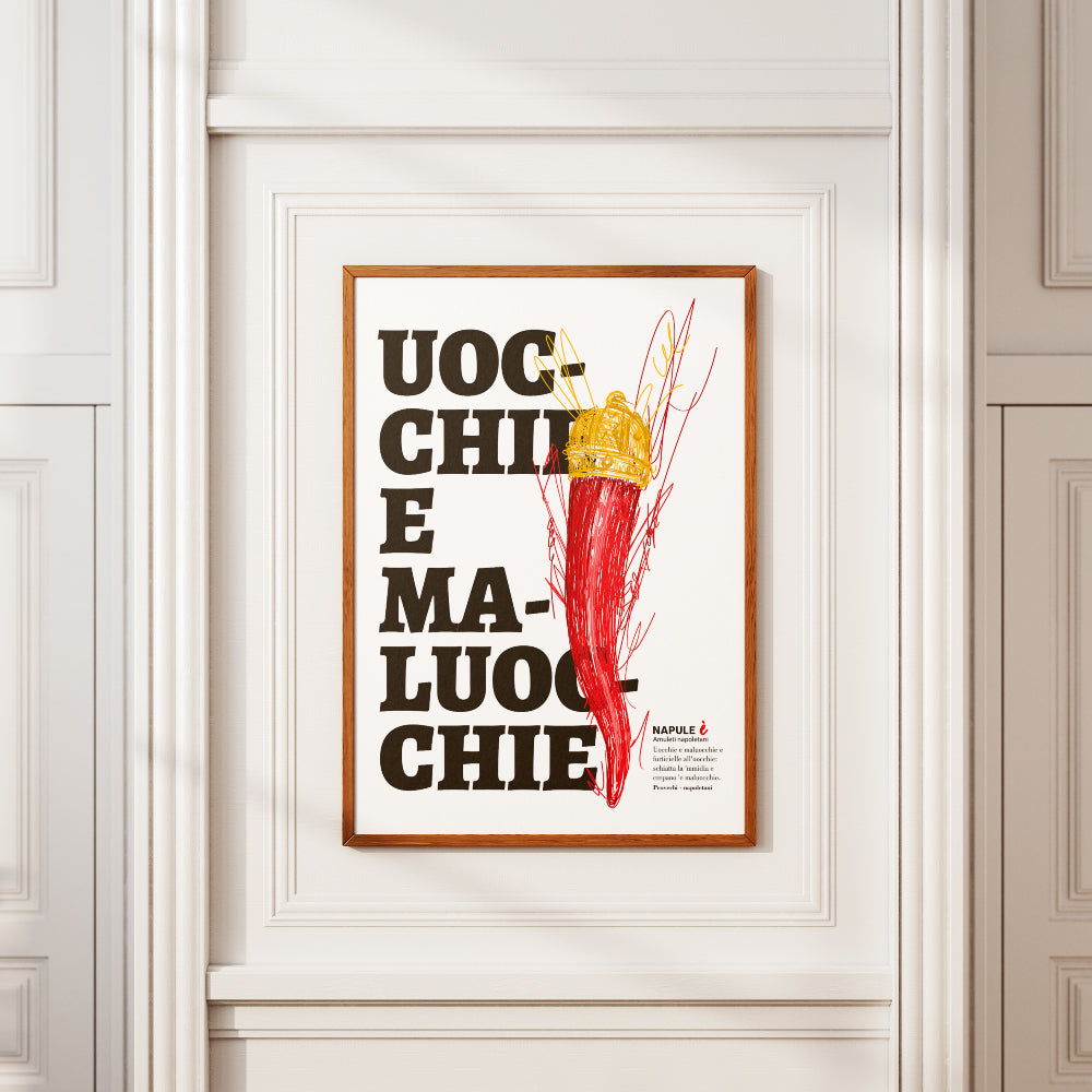 Il poster raffigura un grande corno portafortuna napoletano di colore rosso, sormontato da una corona dorata, disegnato con tratti grafici stilizzati. Sullo sfondo, in caratteri neri e grandi, appare la scritta dialettale Uocchie e Maluocchie. In basso a destra e presente un testo esplicativo che richiama un proverbio napoletano legato alla tradizione degli amuleti contro il malocchio