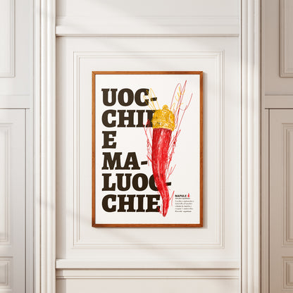 Il poster raffigura un grande corno portafortuna napoletano di colore rosso, sormontato da una corona dorata, disegnato con tratti grafici stilizzati. Sullo sfondo, in caratteri neri e grandi, appare la scritta dialettale Uocchie e Maluocchie. In basso a destra e presente un testo esplicativo che richiama un proverbio napoletano legato alla tradizione degli amuleti contro il malocchio