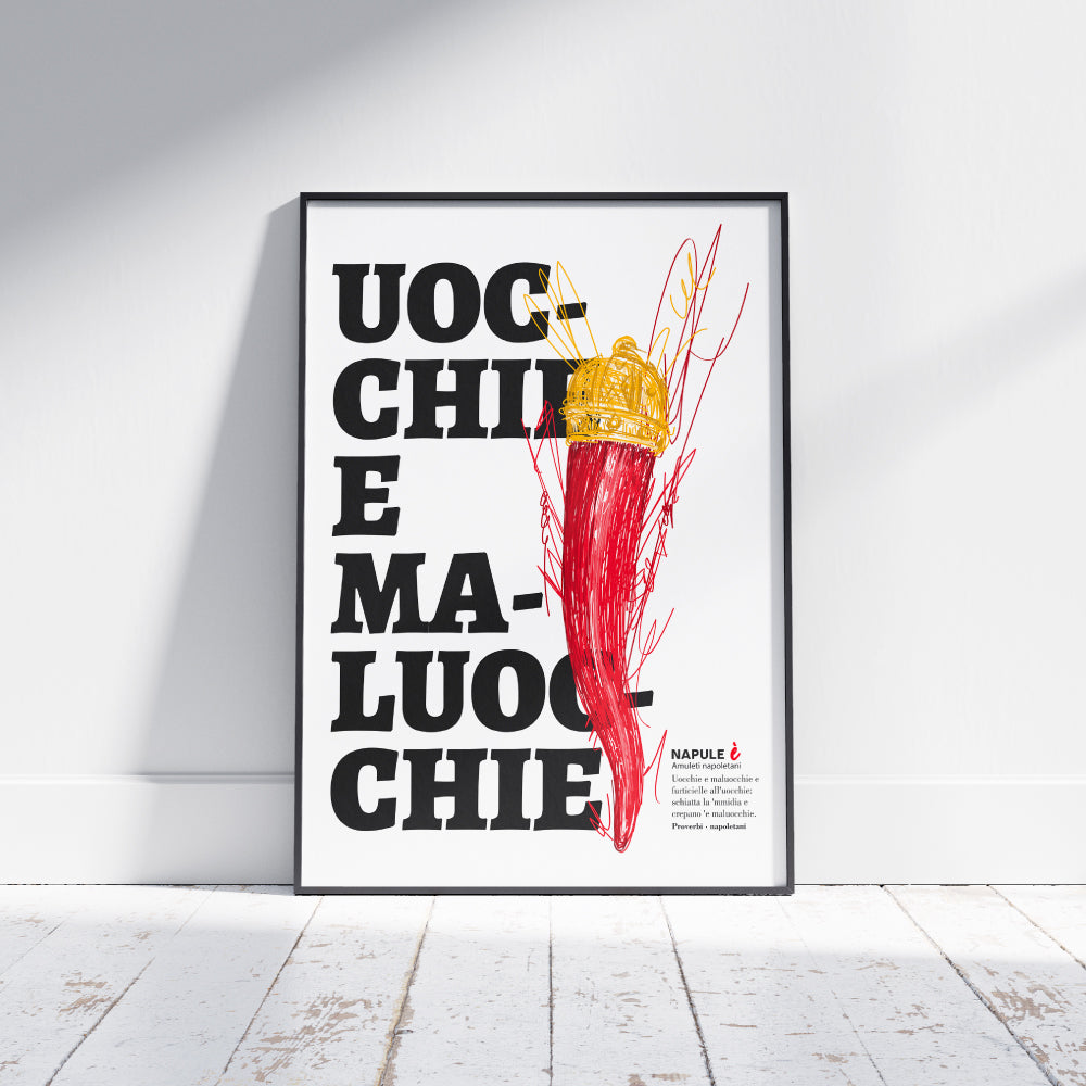 Il poster raffigura un grande corno portafortuna napoletano di colore rosso, sormontato da una corona dorata, disegnato con tratti grafici stilizzati. Sullo sfondo, in caratteri neri e grandi, appare la scritta dialettale Uocchie e Maluocchie. In basso a destra e presente un testo esplicativo che richiama un proverbio napoletano legato alla tradizione degli amuleti contro il malocchio
