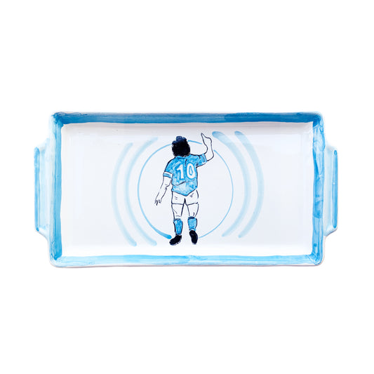 Vassoio in terracotta di pasta rossa smaltata con decorazione dipinta a mano raffigurante il calciatore Diego Armando Maradona con la maglia azzurra del Napoli  e il numero 10 ispirato allo stile napoletano.