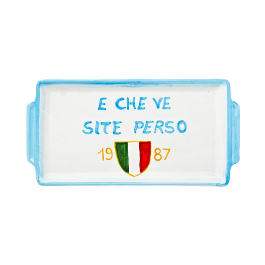 Vassoio decorativo in terracotta smaltata dipinto a mano con frase E che ve site perso e scudetto 1987 ispirato allo striscione celebrativo del primo Scudetto del Napoli ceramica artigianale napoletana Made in Naples