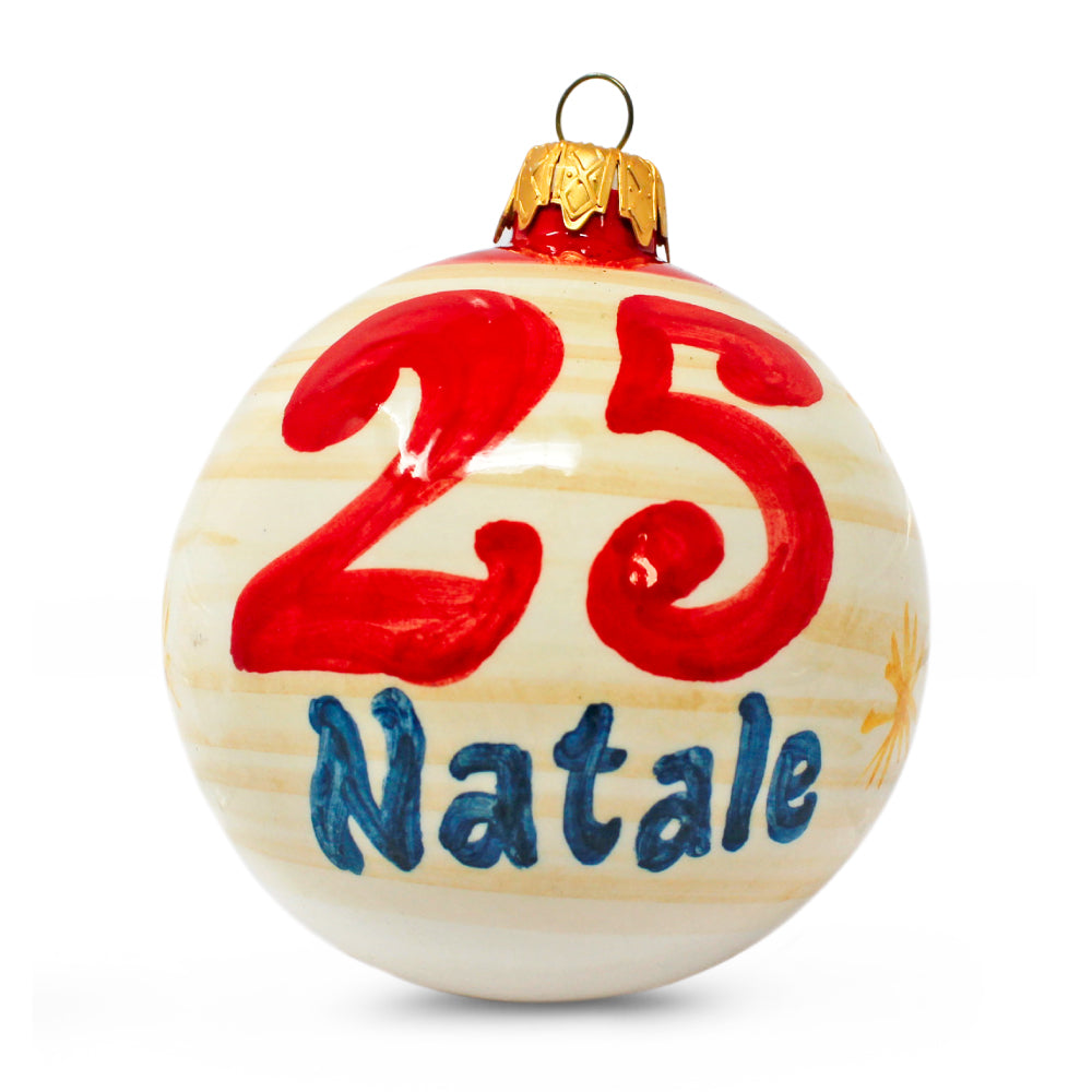 Palla di Natale artigianale Pil Pil dipinta a mano, con grande numero 25 rosso e scritta Natale blu su fondo bianco con strisce gialle. Decorazione natalizia ispirata alle tradizioni di Napoli, con gancio dorato.