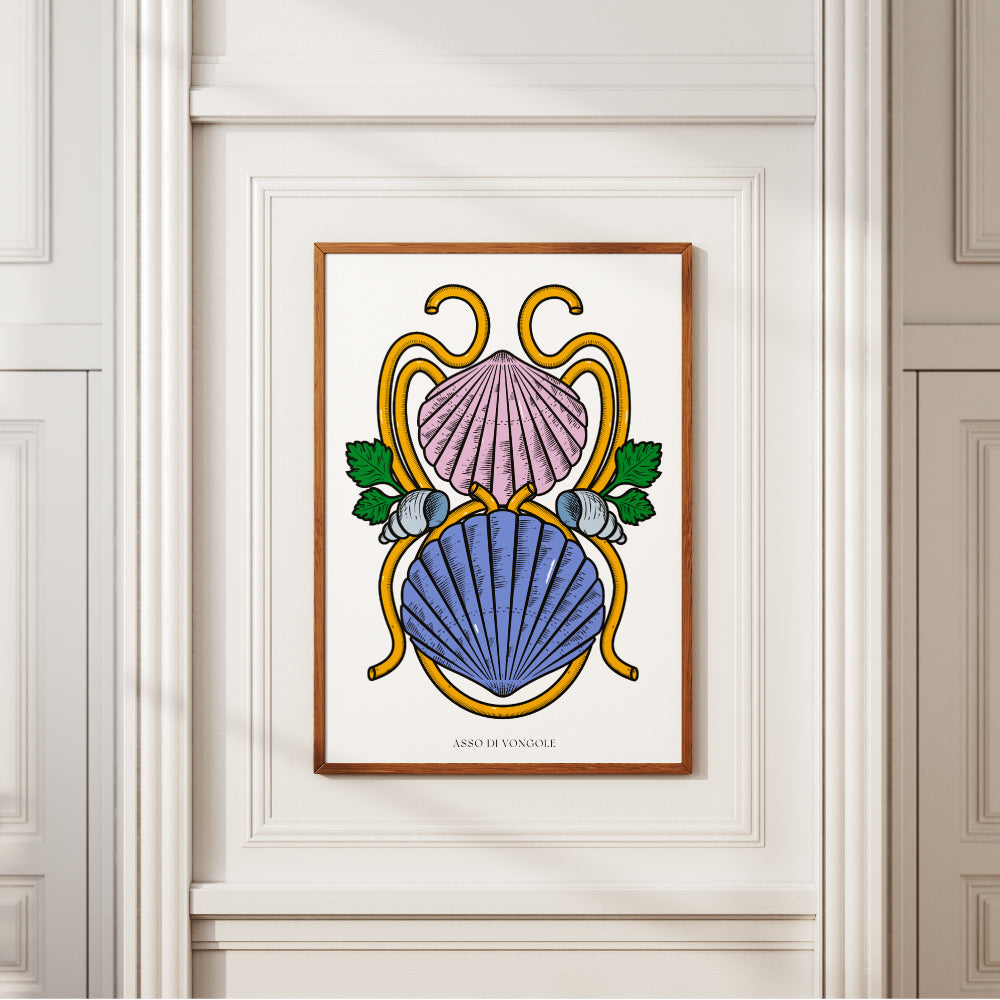 Poster tipografico su sfondo bianco che fonde la grafica di un asso di denari napoletano con la cucina partenopea: due conchiglie stilizzate (una rosa, una blu) avvolte da curve dorate a richiamare spaghetti, arricchite da foglie verdi e piccoli gusci di vongole, con lettering nero “Asso di Vongole” in stile Modiano.