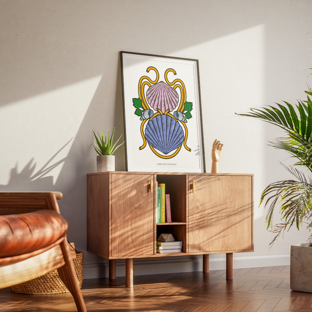 Poster tipografico su sfondo bianco che fonde la grafica di un asso di denari napoletano con la cucina partenopea: due conchiglie stilizzate (una rosa, una blu) avvolte da curve dorate a richiamare spaghetti, arricchite da foglie verdi e piccoli gusci di vongole, con lettering nero “Asso di Vongole” in stile Modiano.